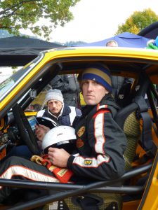 #911Höhenmeter Rennfahrer Sebastian "Baschdi" Sommer nimmt sie mit – im Porsche-Renntaxi beim 22. Jochpass-Oldtimer-Memorial